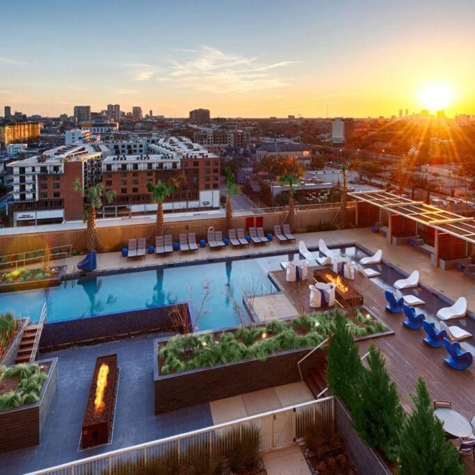 Luxury Highrise In Midtown - Skyline Views And Chic Decor Διαμέρισμα Χιούστον Εξωτερικό φωτογραφία