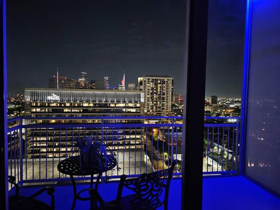 Luxury Highrise In Midtown - Skyline Views And Chic Decor Διαμέρισμα Χιούστον Εξωτερικό φωτογραφία