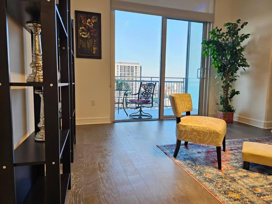 Luxury Highrise In Midtown - Skyline Views And Chic Decor Διαμέρισμα Χιούστον Εξωτερικό φωτογραφία
