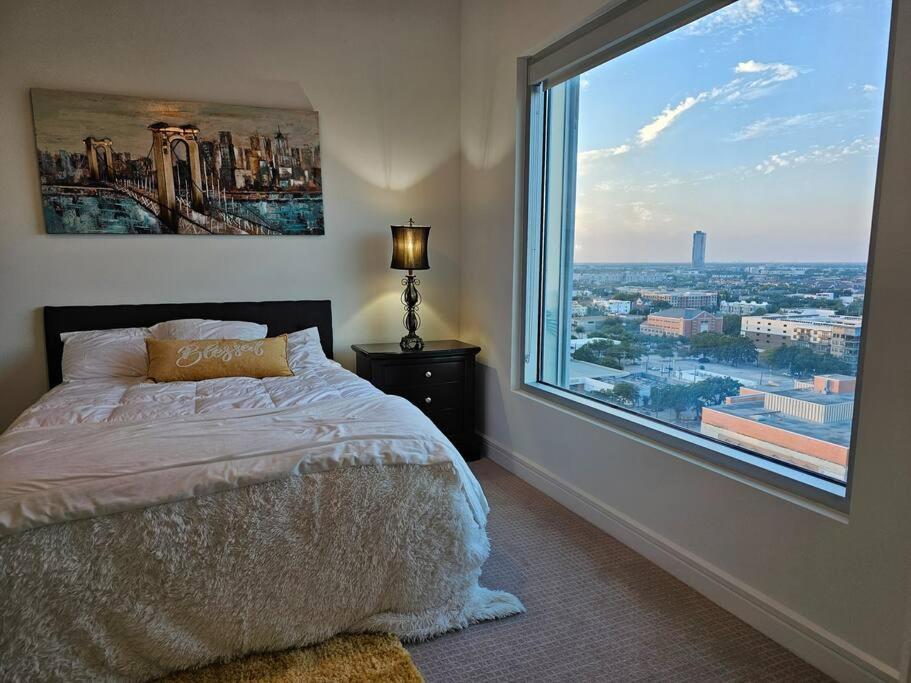 Luxury Highrise In Midtown - Skyline Views And Chic Decor Διαμέρισμα Χιούστον Εξωτερικό φωτογραφία
