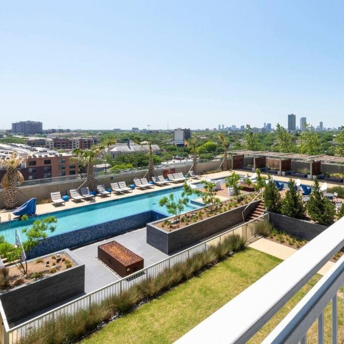 Luxury Highrise In Midtown - Skyline Views And Chic Decor Διαμέρισμα Χιούστον Εξωτερικό φωτογραφία