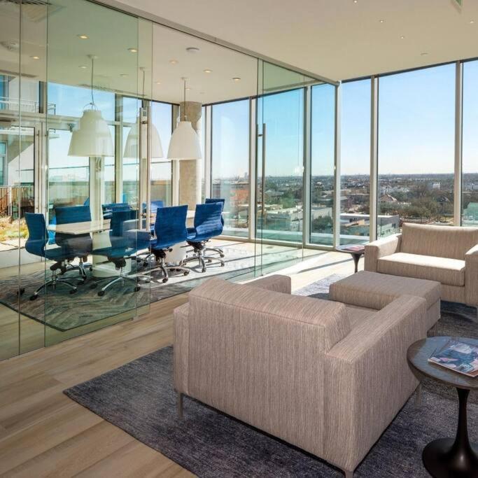 Luxury Highrise In Midtown - Skyline Views And Chic Decor Διαμέρισμα Χιούστον Εξωτερικό φωτογραφία